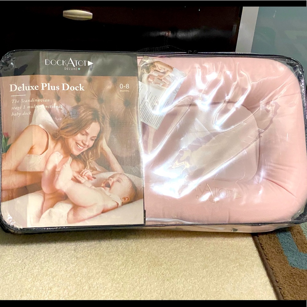 DockATot deluxe🤗 brand new in Strawberry cream 🐣